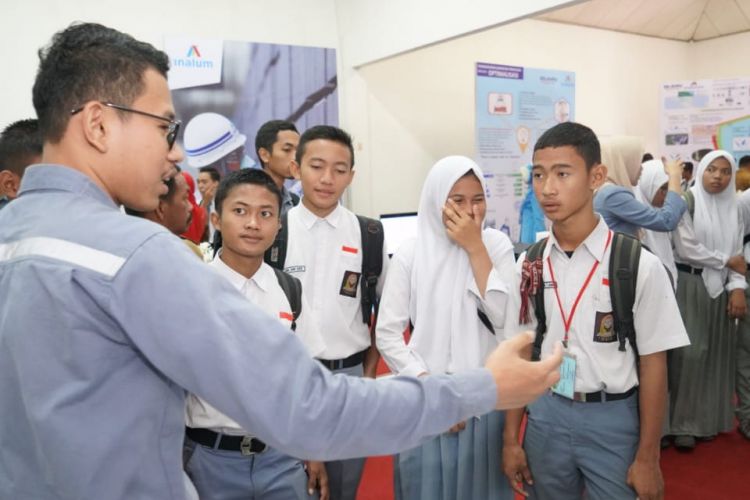 Murid-Murid sekolah dari sekitar perusahaan antusias mendengarkan penjelasan dari salah seorang karyawan Inalum tentang inovasi dan improvement teknologi di Inalum.