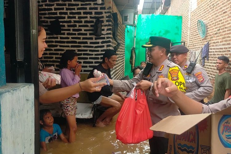 Kapolresta Bandar Lampung Kombes Abdul Waras membagikan bantuan kepada warga yang terdampak banjir, Jumat (12/4/2024).