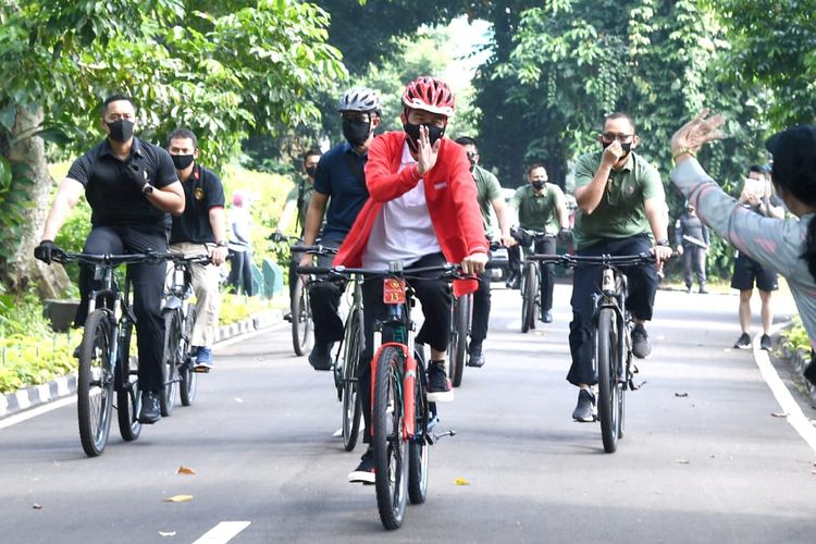 Presiden Joko Widodo memanfaatkan libur akhir pekan, Sabtu (15/8/2020), dengan berolahraga. Kali ini, Presiden memilih untuk bersepeda di area Istana Kepresidenan Bogor dan Kebun Raya Bogor.