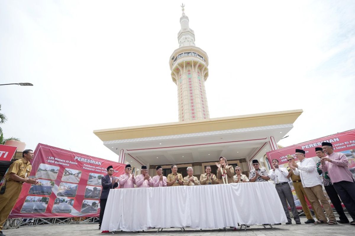 Bupati Klaten Sri Mulyani meresmikan pengoperasian lift menara pandang Masjid Agung Al Aqsha, Senin (30/12/2024). 