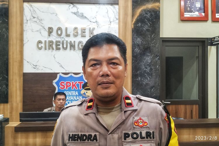 Kepala Polsek Cireunghas Hendrayana saat menyampaikan penjelasan perkara laporan dua anak hilang kepada awak media di Polsek Cireunghas, Sukabumi, Jawa Barat, Rabu (8/2/2022) malam.