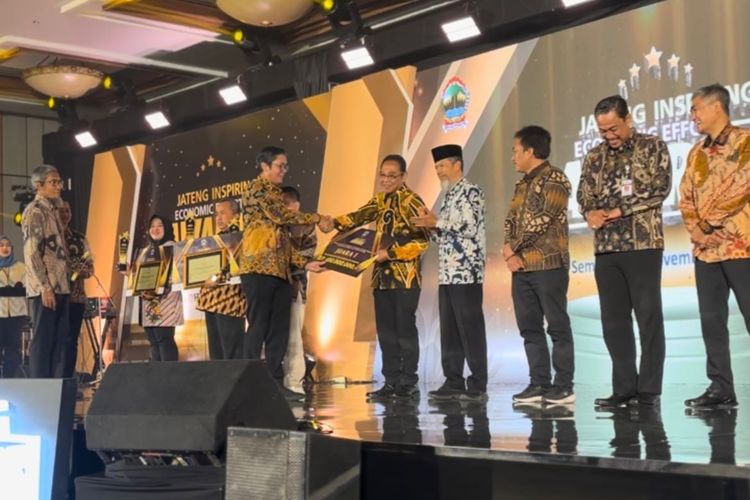 Pemprov Jateng menganugerahkan penghargaan kepada Pemkot Semarang sebagai Juara 1 dalam kategori TPID Kabupaten/Kota Wilayah Indeks Harga Konsumen (IHK) Terbaik pada acara Jateng Inspiring Economic Effort Awards 2024 di Gedung Rama Shinta, Patra Semarang Hotel & Convention, Semarang, Jawa Tengah, Jumat (1/11/2024).