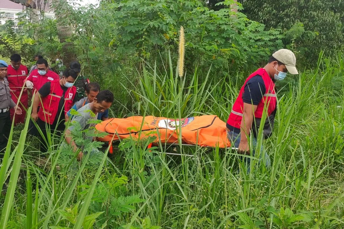 PMI Kulon Progo evakuasi jenazah lanjut usia yang tergeletak di petak sawah di kawasan padukuhan Punukan RW 10, kelurahan Wates, kapanewon Wates, kabupaten Kulon Progo, Daerah Istimewa Yogyakarta.
