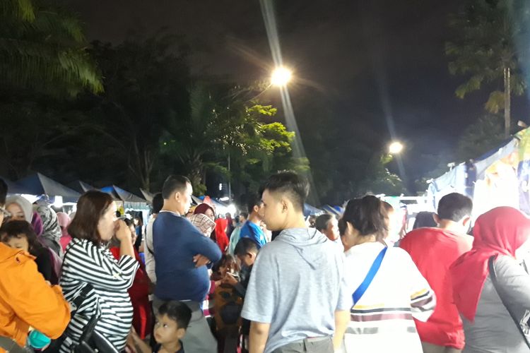 Bekasi Night Carnival dipadati pengunjung yang berburu makanan hingga pakaian murah, Sabtu (23/3/2019)