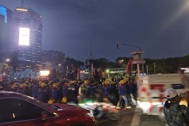 Massa buruh meninggalkan kawasan Patung Kuda Arjuna Wijaya, Gambir, Jakarta Pusat, Senin (2/10/2023). (KOMPAS.com/XENA OLIVIA)