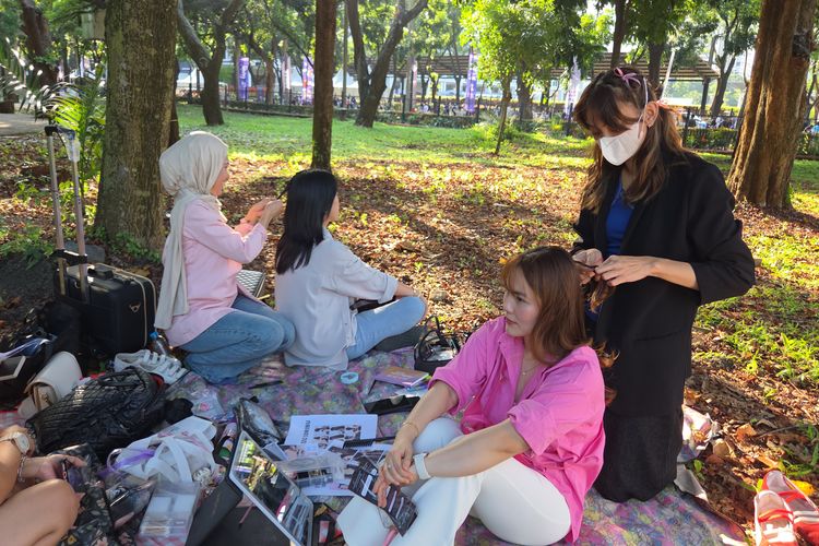 Ingin Tampil All Out di Konser F*FOREVER, Penonton Rela Antre Jasa Makeup Dadakan