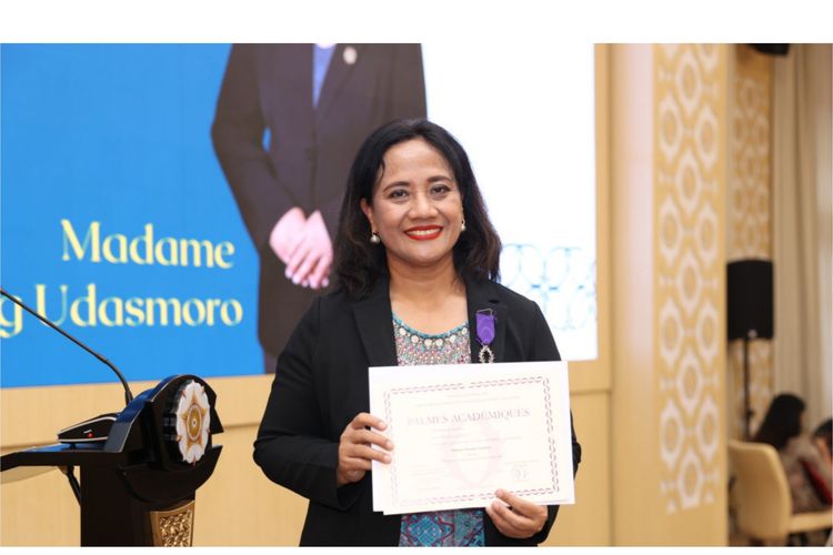 Pemerintah Prancis Beri Penghargaan ke Guru Besar UGM, Ini Kisahnya