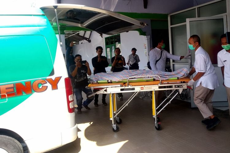 Jenazah AJH dimasukkan ke mobil ambulans untuk dikirim ke RSUD Srengat, Jumat (25/8/2023)