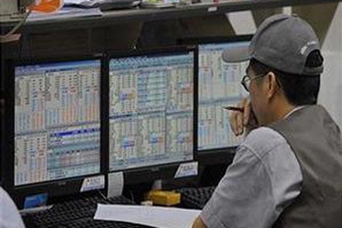 Kesibukan pialang di bursa lokal Hong Kong.