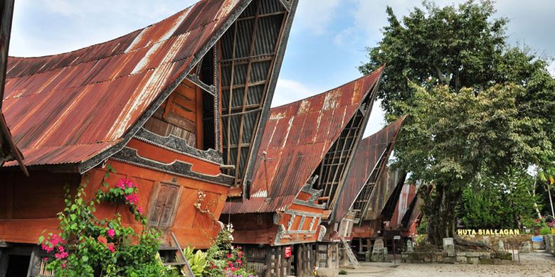 Rumah adat Batak di kawasan obyek wisata Batu Kursi Siallagan, Pulau Samosir, Kabupaten Simalungun, Sumatera Utara, Jumat (23/3/2018).