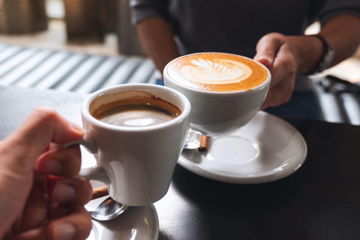 ilustrasi minum kopi, minum kopi menyebabkan kenaikan tekanan darah, apakah minum kopi menyebabkan tekanan darah tinggi