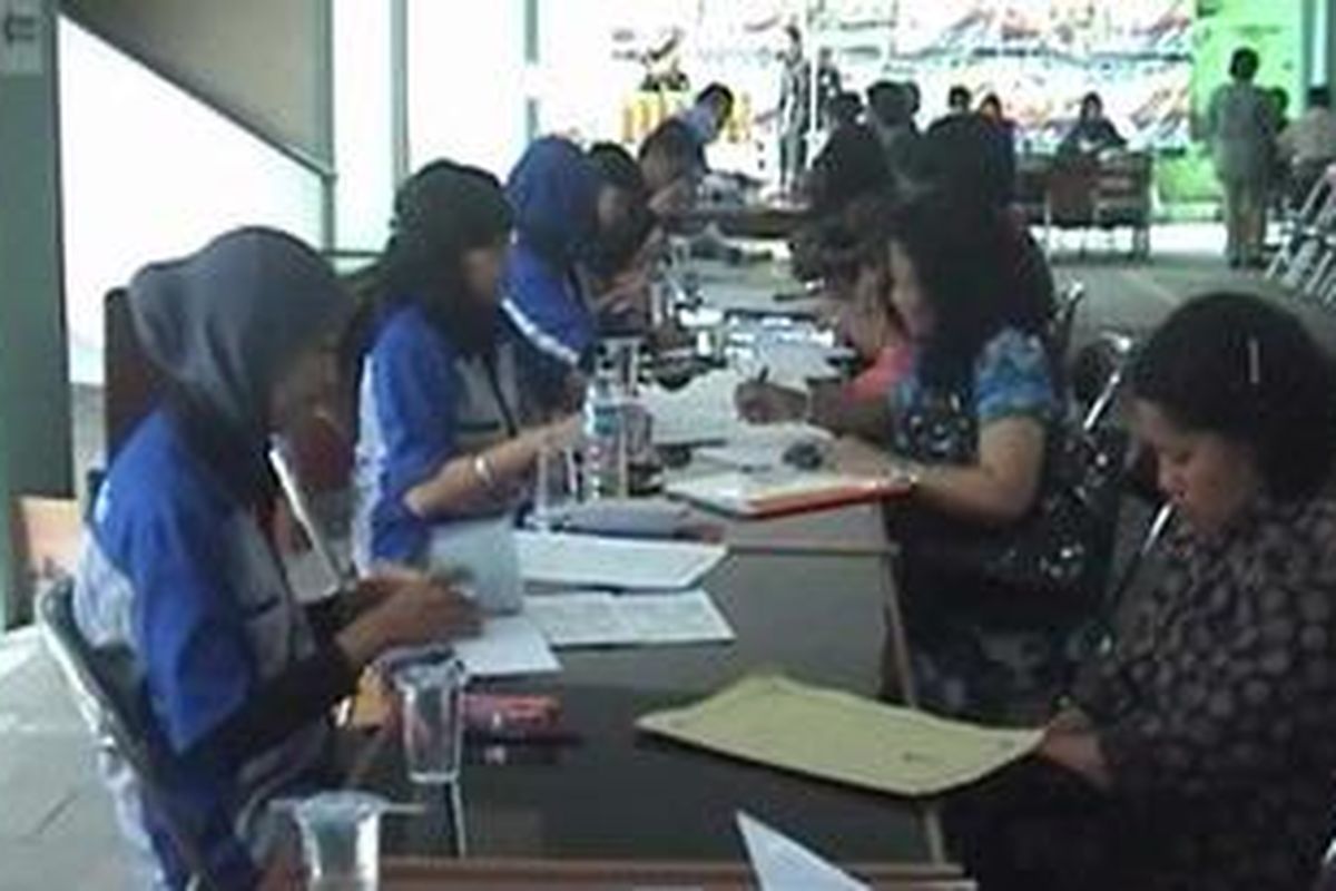 Belasan petugas Kantor Pelayanan Pajak Pratama Yogyakarta tengah melayani para wajib pajak yang menyampaikan SPT Tahunan.