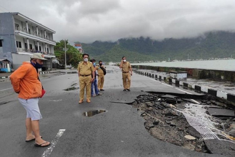 Bupati Sangihe Jabes Ezar Gaghana bersama instansi terkait saat meninjau dapak bencana gelombang pasang di ruas Jalan Boulevard Tahuna, Sangihe, Sulut.