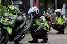 Polisi Tertibkan Motor yang Lewat Trotoar di Kebon Sirih 