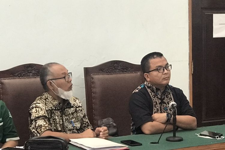 Kuasa hukum mantan Bupati Tanah Bumbu, Mardani H Maming, Bambang Widjojanto dan Denny Indrayana dalam persidangan praperadilan melawan Komisi Pemberantasan Korupsi (KPK) di Pengadilan Negeri (PN) Jakarta Selatan, Selasa (12/7/2022).