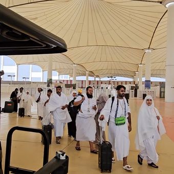 Ilustrasi jemaah haji. Petugas haji bersiap menyambut kedatangan gelombang kedua jemaah haji Indonesia yang bakal tiba di Bandara King Abdul Aziz, Jeddah, Arab Saudi pada Kamis (7/5/2026).