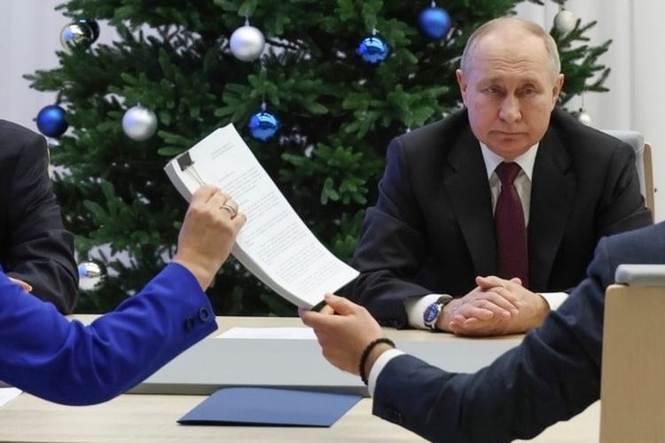 Presiden Rusia Vladimir Putin menyerahkan dokumen sebagai calon presiden Rusia pada Pilpres 2024 mendatang di Komisi Pemilihan Umum Pusat di Moskwa, Rusia, Senin (18/12/2023).