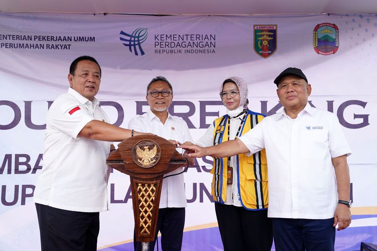 Menteri Perdagangan, Zulkifli Hasan bersama Gubernur Lampung, Arinal Djunaidi; Plt. Sekretaris Jenderal Kementerian Perdagangan, Suhanto; serta Direktur Prasarana Strategis Ditjen Cipta Karya Kementerian PUPR, Essy Asiah melakukan peletakan baru pertama revitalisasi Pasar Natar di Kabupaten Lampung Selatan, Provinsi Lampung, Kamis (25/1/2024).
