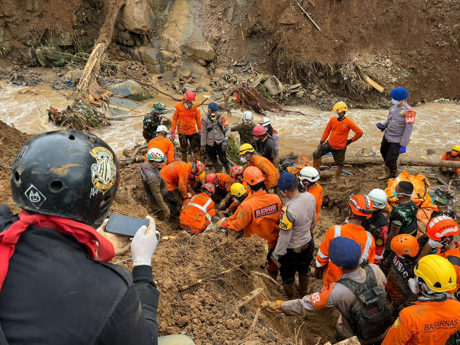 Evakuasi Korban Gempa Cianjur, Polri Temukan Jenazah Ibu dan Anak Berpelukan