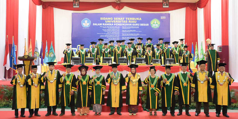 Univeritas Riau (Unri) mengukuhkan 13 guru besar baru di Gedung Pusat Kegiatan Mahasiswa Unri, Kampus Pattimura Gobah, pada Rabu (1/11/2023).