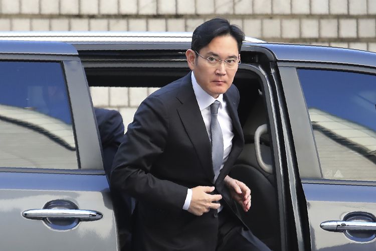 Wakil Ketua Samsung Electronics Lee Jae Yong keluar dari mobil di Pengadilan Tinggi Seoul di Seoul, Korea Selatan. [AP Photo/Ahn Young-joon, File]