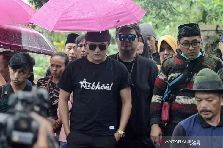 Rizky Febian saat menyaksikan proses pemakaman ibunya yang dipindahkan ke TPU Nagrog, Kota Bandung, Kamis (9/1/2020)