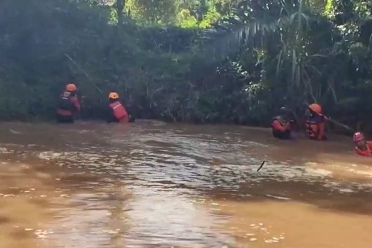 Tim SAR gabungan Basarnas, BPBD,TNI, Polri, relawan dan warga, melanjutkan pencarian hari kedua terhadap korban kendaraan mini bus yang jatuh di Sungai Salu Barani pada Minggu (20/3/2022) di Kelurahan Salubarani, Kecamatan Gandasil, Toraja Utara, Senin (21/3/2022)