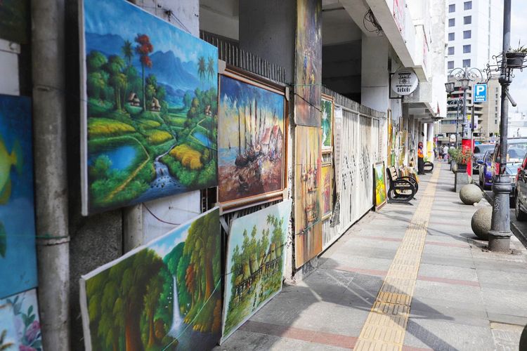 Jalan Braga Bandung memiliki banyak keunikan. Salah satunya, trotoar di kawasan tersebut menjadi display lukisan para seniman. 