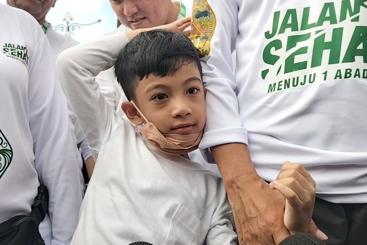 Jan Ethes Srinarenda temanni Presiden Jokowi dan Ibu Iriana Jokowi saat Jalan Sehat rangkian peringatan Hari Lahir (Harlah) Satu Abad di Kota Solo, Jawa Tengah, pada Minggu (22/1/2022).