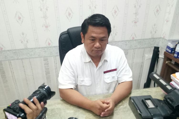 Kasatreskrim Polrestabes Bandung AKBP M Rifai tengah menjelaskan kelanjutan pemeriksaan kejiwaan seorang ibu yang tega habisi bayinya sendiri.