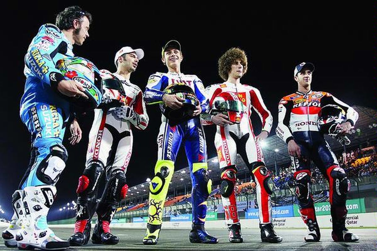 Pebalap MotoGP, Loris Capirossi, Marco Melandri, Valentino Rossi, Marco Simoncelli, dan Andrea Dovizioso (dari kiri ke kanan), berfoto di Sirkuit Internasional Losail, Doha, Qatar, Jumat (9/4). Musim balap 2010 akan dimulai hari Minggu ini di Sirkuit Losail di bawah penerangan lampu.