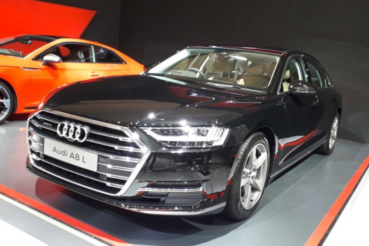 New Audi A8L yang diperkenalkan pada hari pembukaan Gaikindo Indonesia International Auto Show (GIIAS) 2018, di ICE, BSD City, Tangerang, Kamis (2/8/2018).