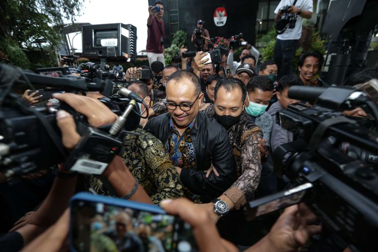 Mantan Pejabat Direktorat Jenderal Pajak (DJP) Rafael Alun Trisambodo usai memenuhi panggilan Komisi Pemerantasan Korupsi di Gedung KPK, Jakarta, Rabu (1/3/2023). KPK memeriksa orang tua dari Mario Dandy terkait harta kekayaannya sebesar Rp 56,1 miliar yang tercatat dalam Laporan Harta Kekayaan Penyelenggara Negara (LHKPN).