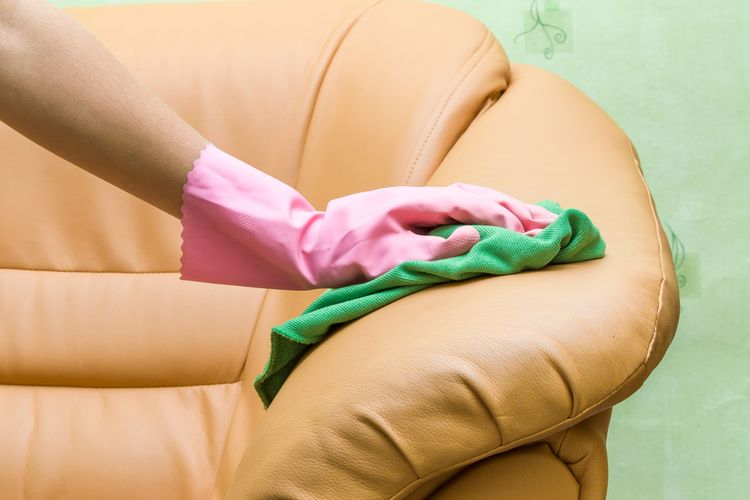 Ilustrasi membersihkan sofa kulit sintetis. 