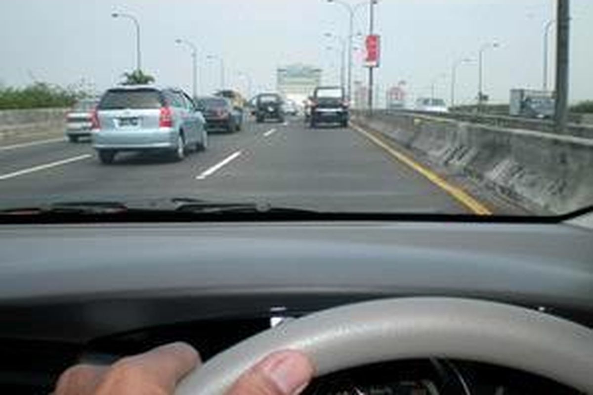 Jalan siang, badan tak cepat letih dan tak jumpa dengan bis antarkota, truk dan trailer