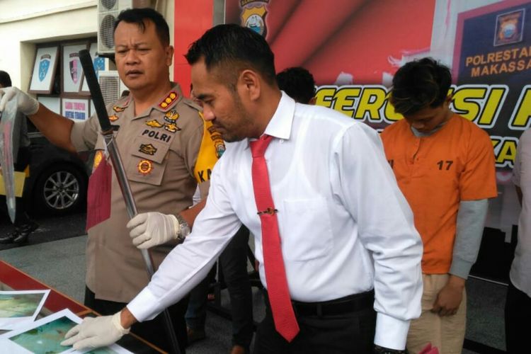 Kepala Polrestabes Makassar,  Kombes Polisi Wahyu Dwi Ariwibowo merilis kasus pemarangan dan penikaman anggota Brimob di malam pergantian tahun. 