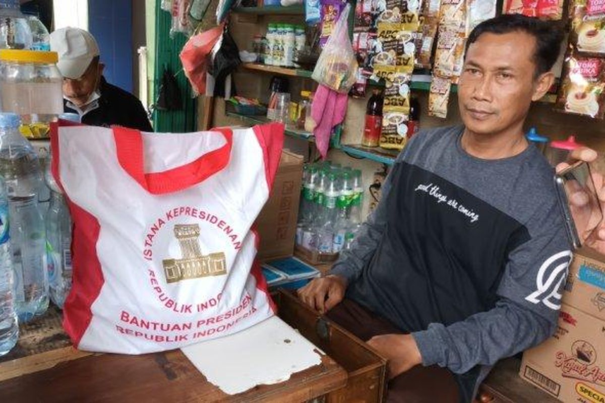 Paket sembako yang diberikan Presiden Joko Widodo di Terminal Kampung Rambutan, Jakarta Timur, Kamis (28/4/2022). 