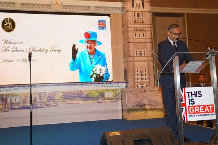 Duta Besar Inggris untuk Indonesia, Moazzam T Malik, memberi pidato sambutan dalam acara ulang tahun Ratu Elizabeth II di Hotel Shangrila, Rabu (17/5/2017). 