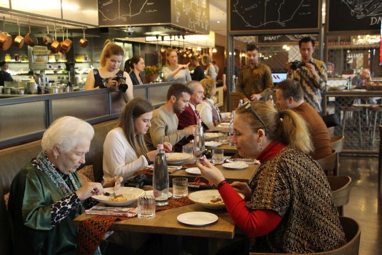 Peserta ikut serta mencicipi rendnag di Rendang Ffestival 2019, Budapest, Hungaria. 