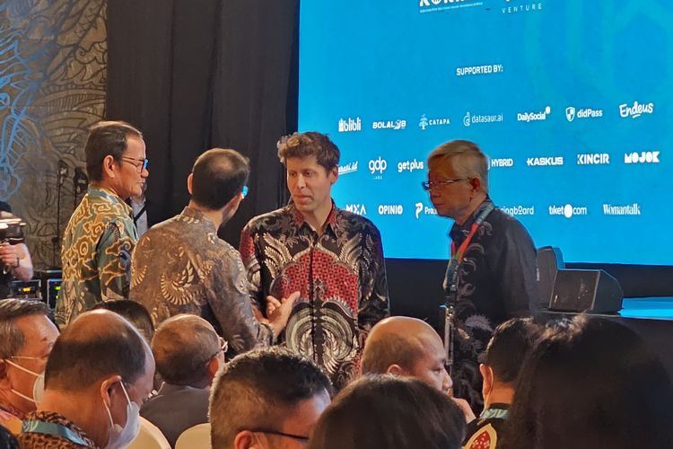 CEO perusahaan teknologi OpenAI, Sam Altman bertandang ke Indonesia pada Rabu (14/6/2023). Sam Altman sudah tiba di tempat acara yang bertempat di Grand Ballroom Kempinski, Jakarta Pusat sekitar pukul 10.00 WIB. 