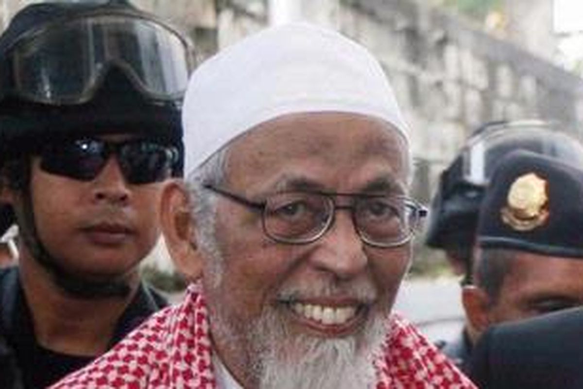 Indonesian cleric Abu Bakar Baasyir (C) is escorted by armed police as he arrives at South Jakarta court on February 24, 2011. Baasyir denied leading an Al-Qaeda-style group that was plotting attacks and assassinations in Indonesia, as his trial resumed amid tight security.
