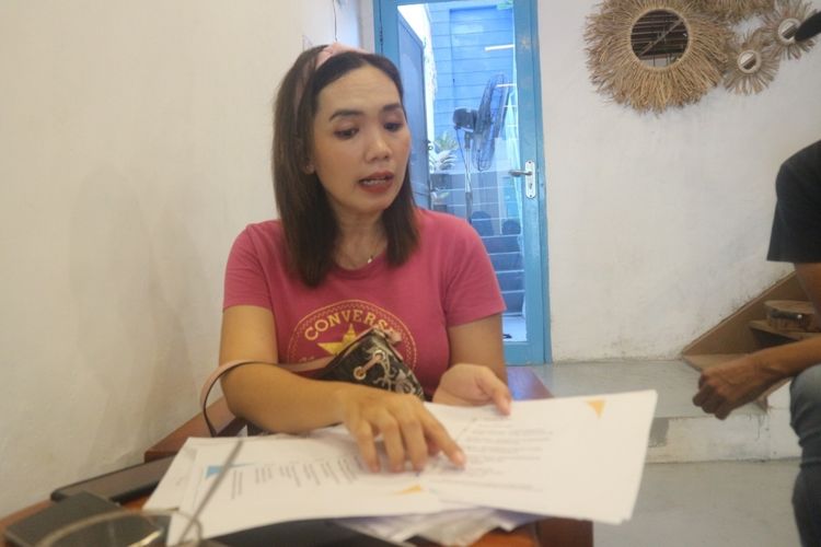 Inggrid, korban penipuan loker online di Medan menunjukkan barang bukti kasus penipuan yang dialaminya