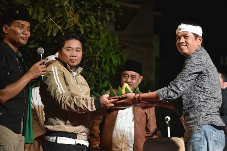 Mantan Bupati Purwakarta Dedi Mulyadi saat menghadiri undangan warga di acara peresmian kampung di Kelurahan Dago, Kecamatan Coblong, Kota Bandung, Senin (16/4/2018) malam. 