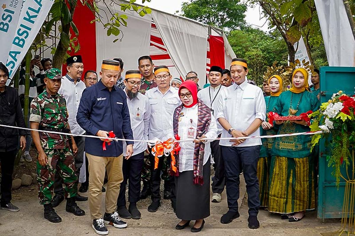 Peresmian klaster peternakan sapi potong di Desa Parangbanoa, Palangga, Gowa Sulawesi Selatan. 