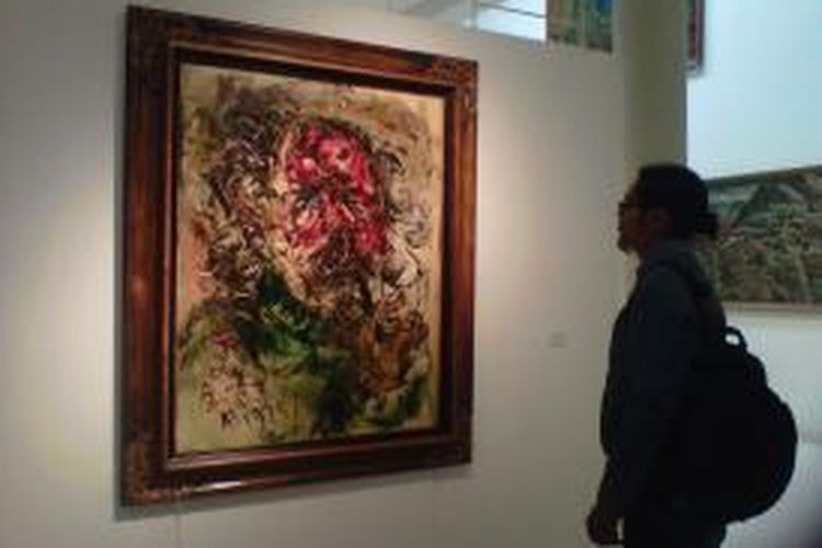 Pengunjung menikmati lukisan karya Affandi di Museum OHD Magelang.