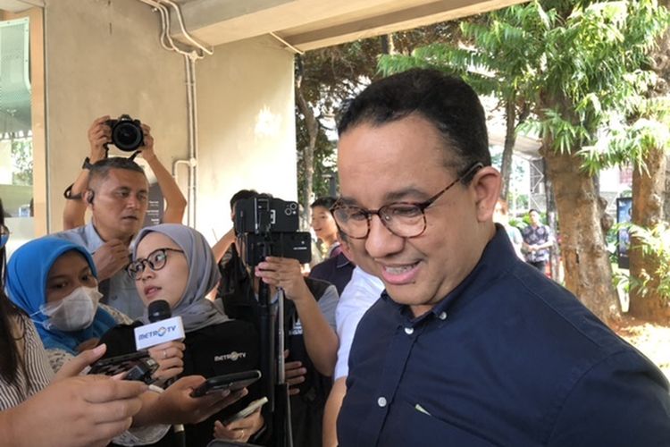 Mantan Gubernur DKI Jakarta Anies Baswedan di Taman Literasi, Kebayoran Baru, Jakarta Selatan, Jumat (7/6/2024). 