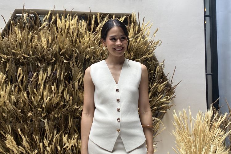 Maudy Ayunda pada acara Aveeno Dermexa Launch: Your Skin?s OAT-standing Companion di Habitate, Jakarta Selatan, Rabu (28/5/2025).