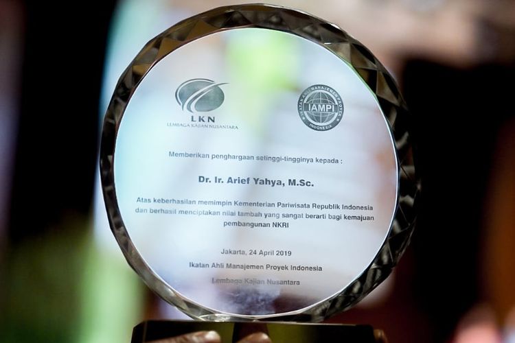 Menteri Pariwisata Arief Yahya dinobatkan sebagai salah satu menteri berprestasi tinggi karena prestasinya dalam mengembangkan pariwisata nasional dalam empat tahun terakhir.