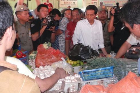 Jokowi Belanja Kacang dan Jahe di Blok B Pasar Minggu