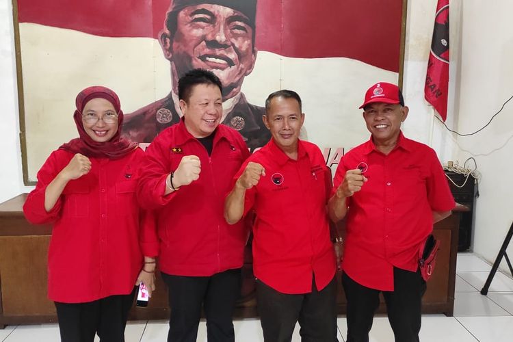 Ketua DPC PDI Perjuangan Kota Salatiga Dance Ishak Palit diapit dua caleg yang mengundurkan diri, Dian Purnamasari dan Sarmin